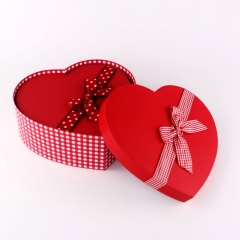 صندوق حلوى على شكل قلب أحمر مع شريط لأغنيات ، شوكولاتة ، حلوى ، زهور وهدايا