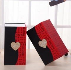 كتاب على شكل ورقة هدية مربع مع القلب لطباعة الشعار