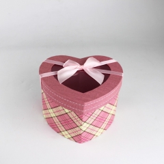 الوردي مربع من الورق المقوى على شكل قلب مع القوس لحفل الزفاف